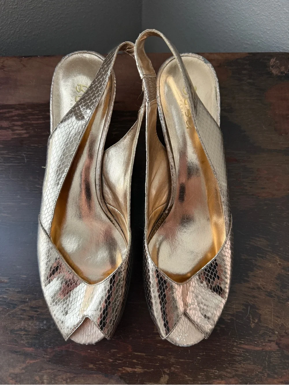 VTG Y2K BCBG Paris Sz 8.5 Kitten Heels Metallic Gold Snakeskin Leather Peep Toe